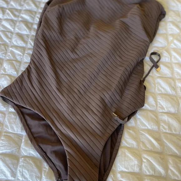 Elegant One-Shoulder Swimsuit - Picture 4 of 9